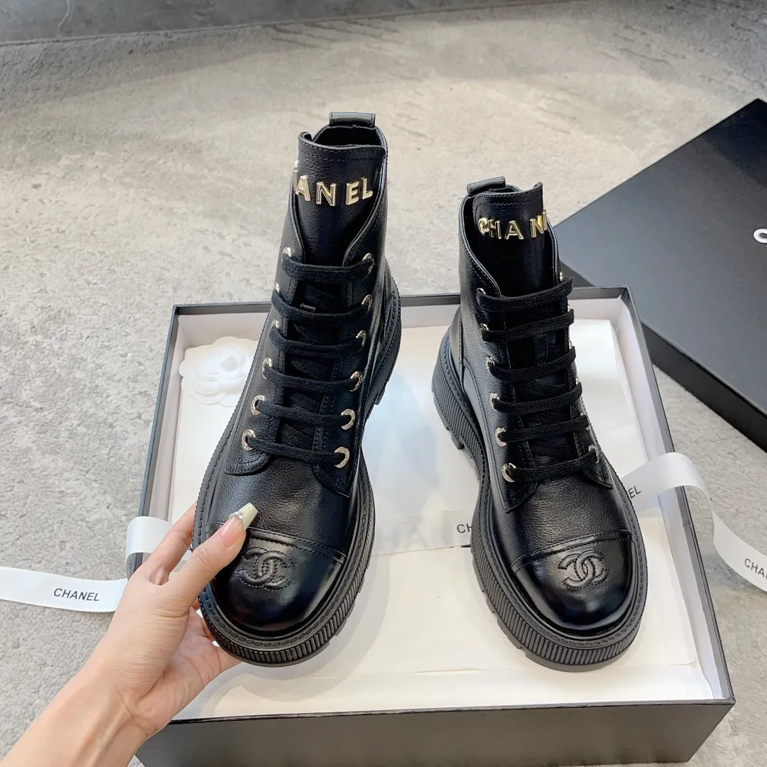 👟👟Ex-factory price 560☀️☀️Women’s shoe factory Chanel23b Xiaoxiang new autumn and winter thick-soled Martin boots! I really love this style. It’s irresistibly luxurious and gorgeous. It’s a must-have for girls. The instep strap design is easy to put on and take off. ▪Pebbled cowhide upper ▪Sheep leather lining ▪Heel height 5cm ▪Original molded combined outsole ▪Size: 35-40 (customized for 40)